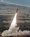 Tir d'essai d'un ICBM LGM-118A Peacekeeper en 1985 depuis un silo à missile.