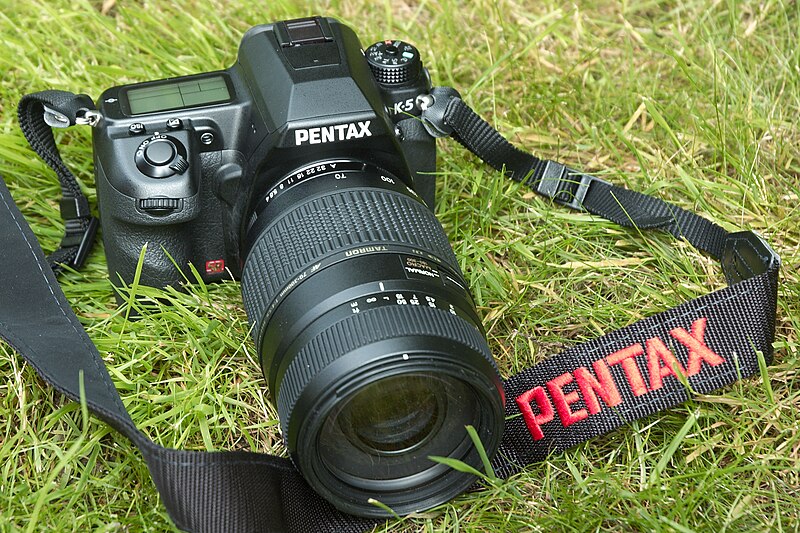 File:Pentax K-5 with Tamron 70-300mm Di LD Macro.jpg