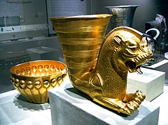 V века до н. э. Ахеменидские золотые сосуды. Метрополитен-музей, Нью-Йорк.