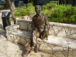 Statue of Robert J. Shillman at Technion - Israel Institute of Technology PikiWiki Israel 10593 quot;a man and a cat called yitzquot; in the t.jpg