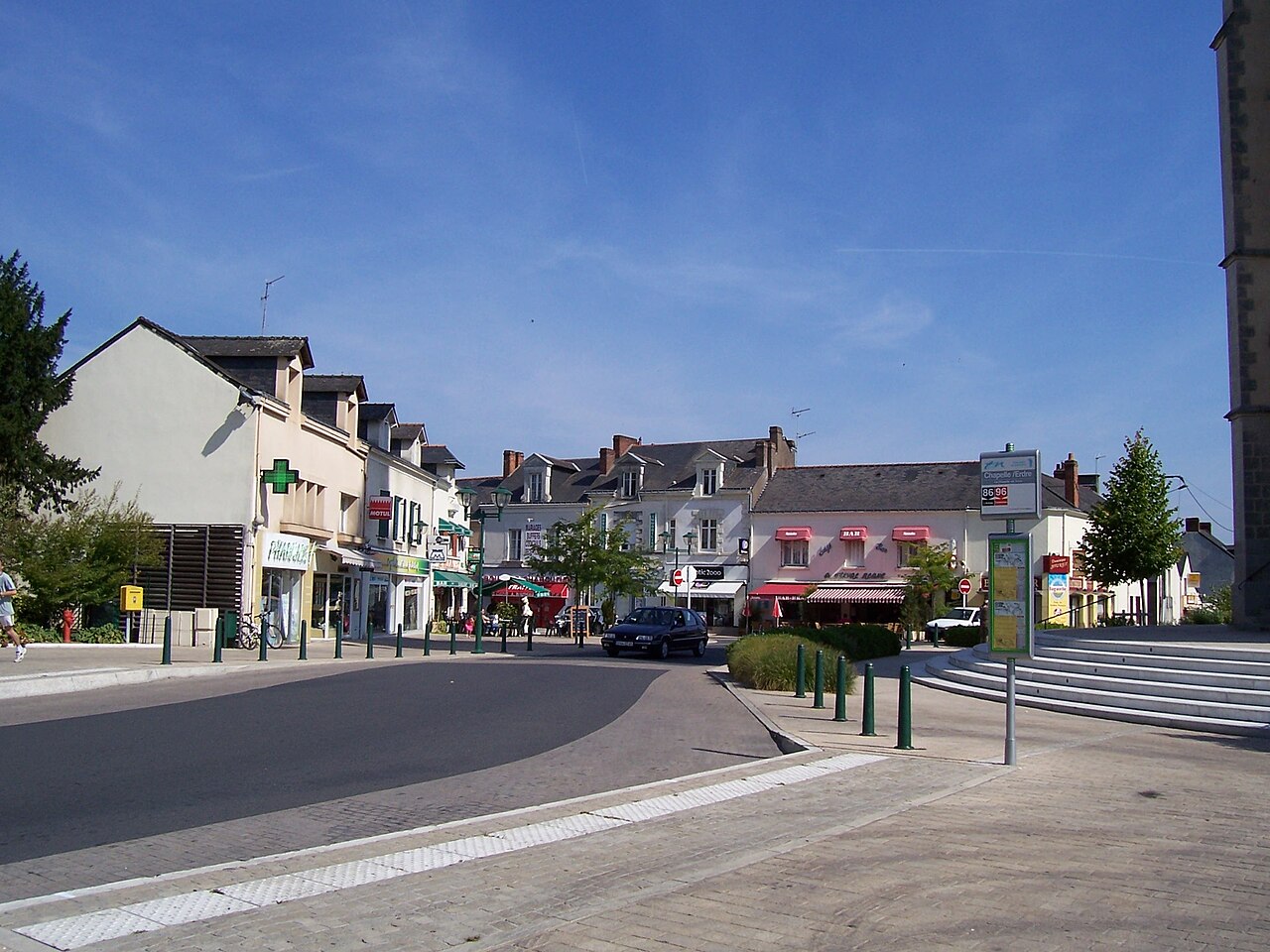 File:Place de l'eglise - La Chapelle-sur-Erdre.jpg - Wikimedia Commons