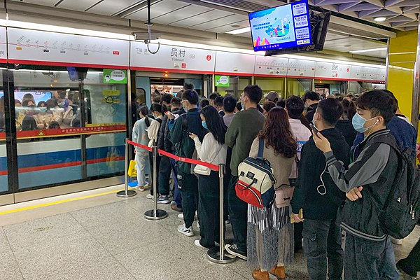 Rush-hour congestion in January 2022 at Yuancun Station of Line 5.