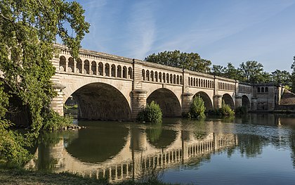 Vista da ponte aquífera do Canal do Midi sobre o rio Orb em Béziers, França (definição 7 300 × 4 563)