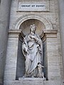 Statue de Sainte Agnès dans une niche en cul de four