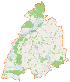 Mapa konturowa powiatu monieckiego, blisko centrum na lewo znajduje się punkt z opisem „Łazy”