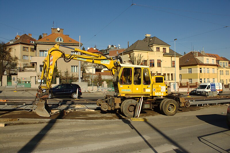 File:Praha, Dejvice, Evropská, výstavba přeložky u Bořislavky, bagr II.jpg