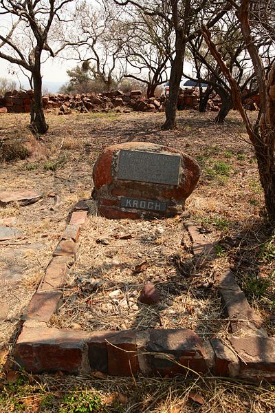 File:Preller Rondavelhouse and Cemetery-008.jpg