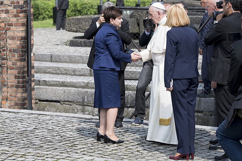 File:Premier Szydło i papież Franciszek w Muzeum Auschwitz-Birkenau - 28010728664.jpg