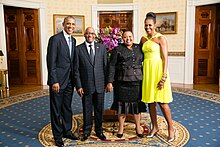 Prezident Barak Obama va birinchi xonim Mishel Obama janob Jeykob Zumaga Janubiy Afrika Respublikasi Prezidenti va Nompumelelo xonim Primrose Zuma.jpg bilan salomlashdilar.