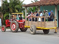 Traktor med passasjertilhenger i Viñales, Cuba 2010.