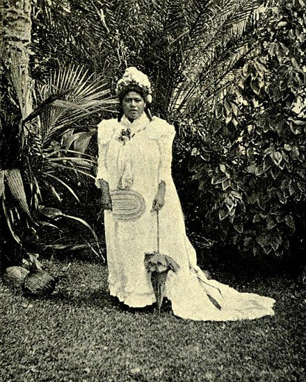 The Queen of Niue, wife of the Fata-a-iki (meaning "King of Niue" in the Niuean language); photograph taken around 1902. Queen of Niue, around 1902.jpg