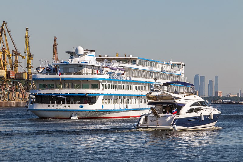 File:Rossiya on the Khimki Reservoir 2021-06-18 8664.jpg