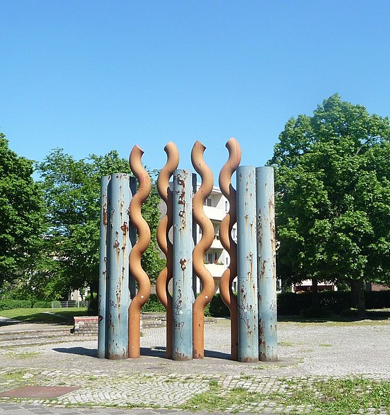 File:Rostiges Metall = moderne Kunst - panoramio (1).jpg