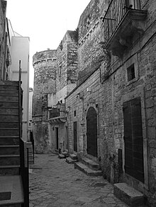 Rue de Ceglie, avec la tour du Castello Ducale dans le fond