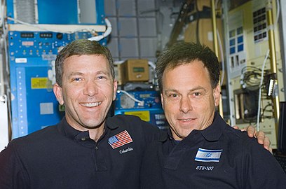 Vidám űrhajósok a SpaceHab fedélzetén (Rick Husband és Ílán Rámón)