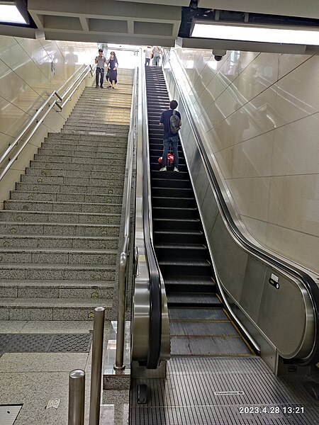 File:SZ 深圳 Shenzhen 羅湖 Luohu 湖貝站 Hubei Station C exit stairs n escalators April 2023 Px3 01.jpg