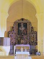 Chœur et arc triomphal. Au-dessus du maître autel, le tabernacle et le retable