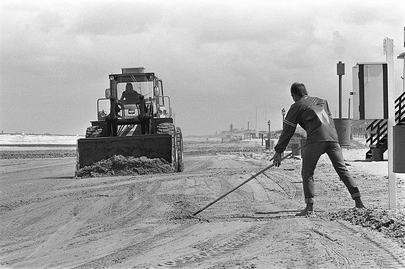 File:Schoonmaken strand van olie bij Kijkduin met bulldozers schoonmaken van strand, Bestanddeelnr 932-2106.jpg