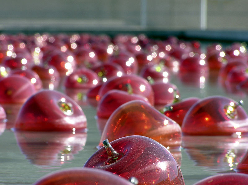 File:Sculptured Red Apples in Water.jpg