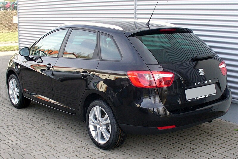 File:Seat Ibiza 6J ST Copa Magicoschwarz Heck.JPG