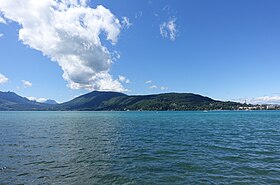 Le Semnoz vu depuis Annecy-le-Vieux de l'autre côté du lac d'Annecy au nord-nord-est.