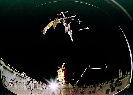 L'orbiteur Atlantis en approche de la station russe Mir lors de STS-74.