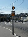 Das Bild zeigt das Signal, das die Richtung der gegenüberliegenden Fahrspur anzeigt, und eine auf 5 km / h begrenzte Geschwindigkeit auf der linken Fahrspur am Bahnhof Pont Michel.