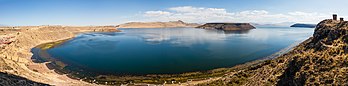 Vista panorâmica do lago Umayo e do sítio arqueológico de Sillustani (as duas torres à direita). Sillustani é um cemitério pré-incaico com monumentos funerários (chullpas) construídos sobre a superfície em estruturas similares a torres, onde estão os restos mortais dos nobres. As estruturas foram construídas pelos aimarás, que foram conquistados pelos incas no século XV. (definição 16 148 × 4 011)