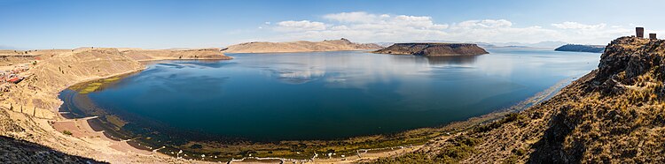 Вид на озеро Умайо со стороны Сильюстани — кладбища доинкского периода в Перу