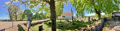 «Skjee kirke. Gml. mid.alder kirke». Kirkegården ligger på begge sider av Stokke Ravei. Fordreid panorama: Mai 2019