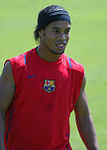 Ronaldinho i en tanktop med FC Barcelonas klubbemblem.