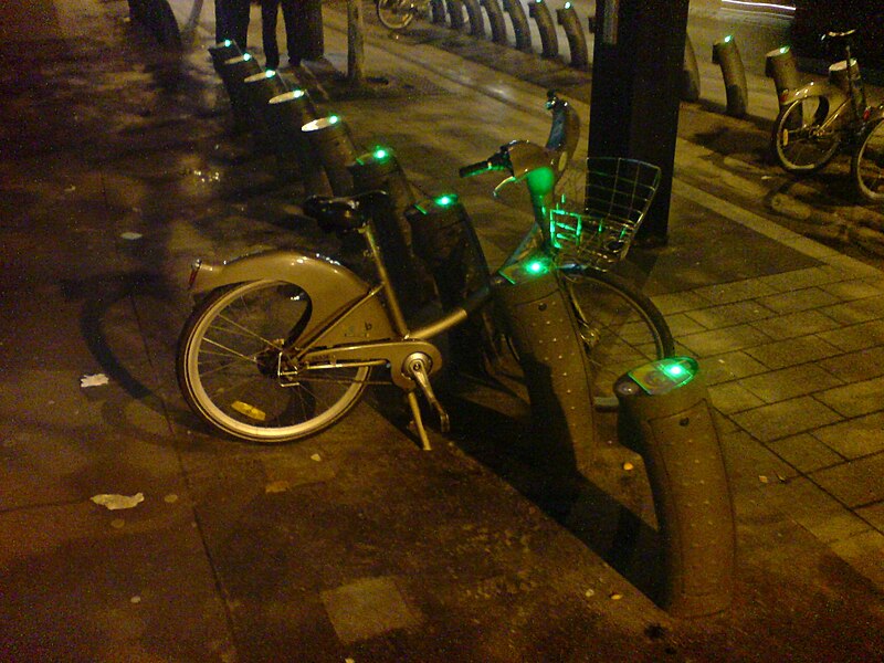 File:Sole Velib Left Glowing Green In The Dark.jpg