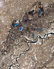 Вид со спутника меандрирующего русла реки Сунгари: в речной долине видны серповидные старицы