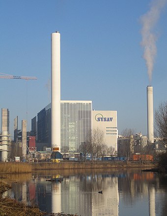 SYSAV incineration plant in Malmö, Sweden, capable of handling 25 tonnes (28 short tons) per hour of household waste. To the left of the main stack, a new identical oven line is under construction (March 2007).