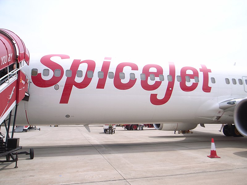 File:SpiceJet 737 at Goa Airport, March 2010.jpg