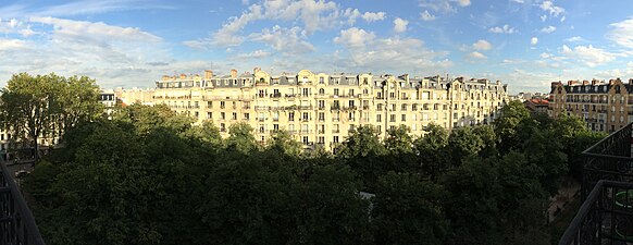 Le square Trousseau et les immeubles de la rue Charles-Baudelaire.