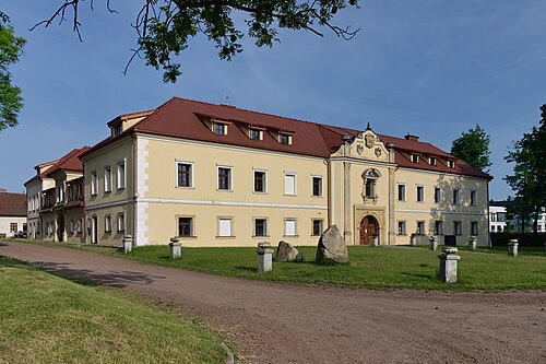 Stare Tarnowice castle 2023.jpg