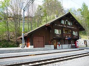 Dreistöckiges Gebäude im Chaletstil