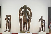 Statues de Vishnou (H. 2,70 m), Rāma et Balarāma du Phnom Da, Ta Keo. Fin VIe -début VIIe siècle. Musée national du Cambodge, Phnom Penh.