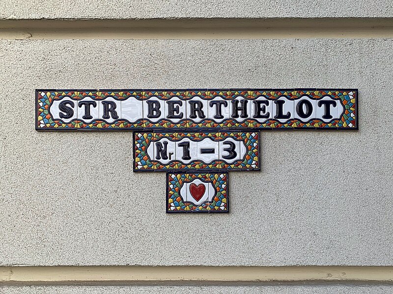 File:Str Berthelot Nr 1-3 sign.jpg