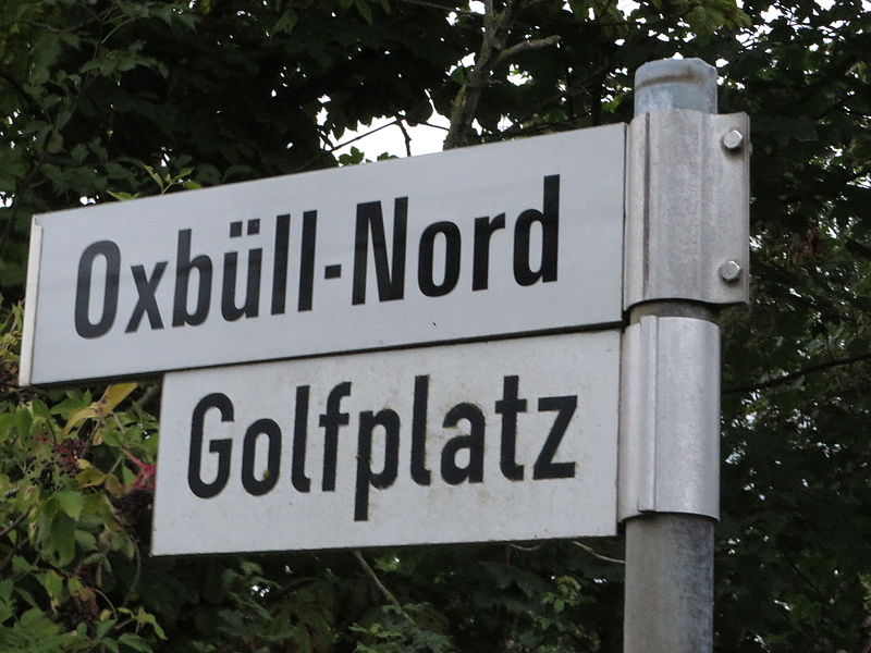 File:Straßenschild Oxbüll-Nord und Golfplatz (Richtung Holnis).JPG