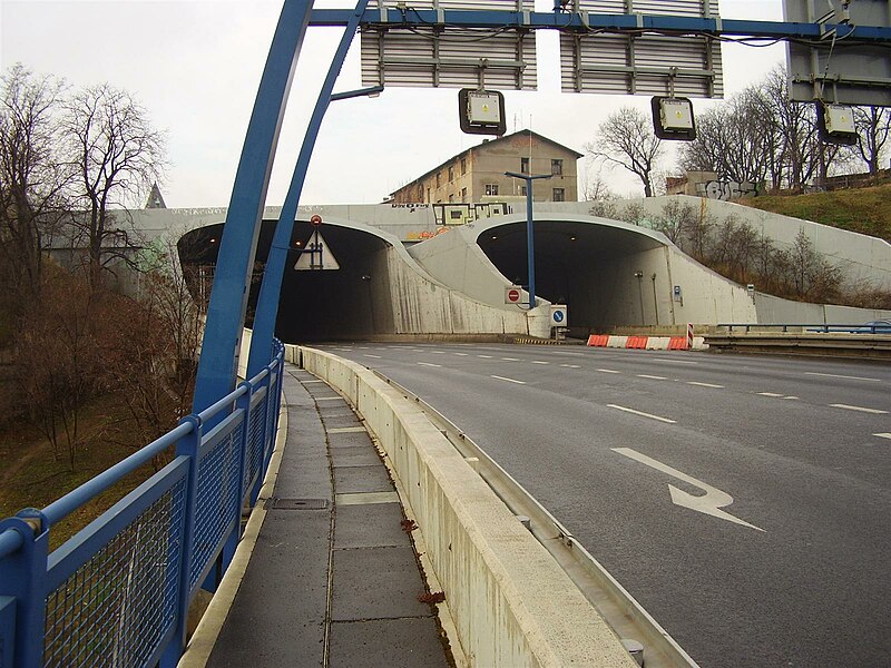 File:Strahovsky tunel-vjezd.jpg