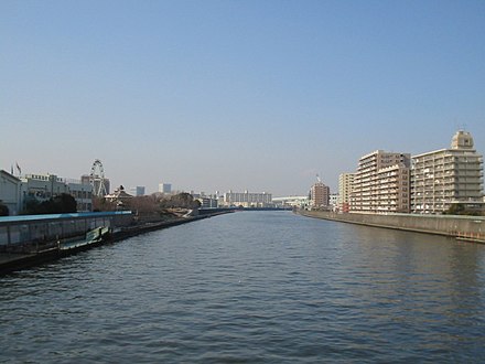 The Sumida River makes up the southern border of Adachi (right) and the northern border of Arakawa (left).