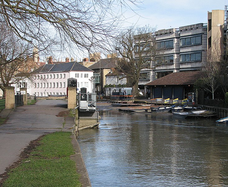 File:Swirling through the sluice at Laundress Green (geograph 3846480).jpg