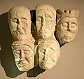 Sculpture de têtes coupées celtes, retrouvées sur l'oppidum d'Entremont en 1877.