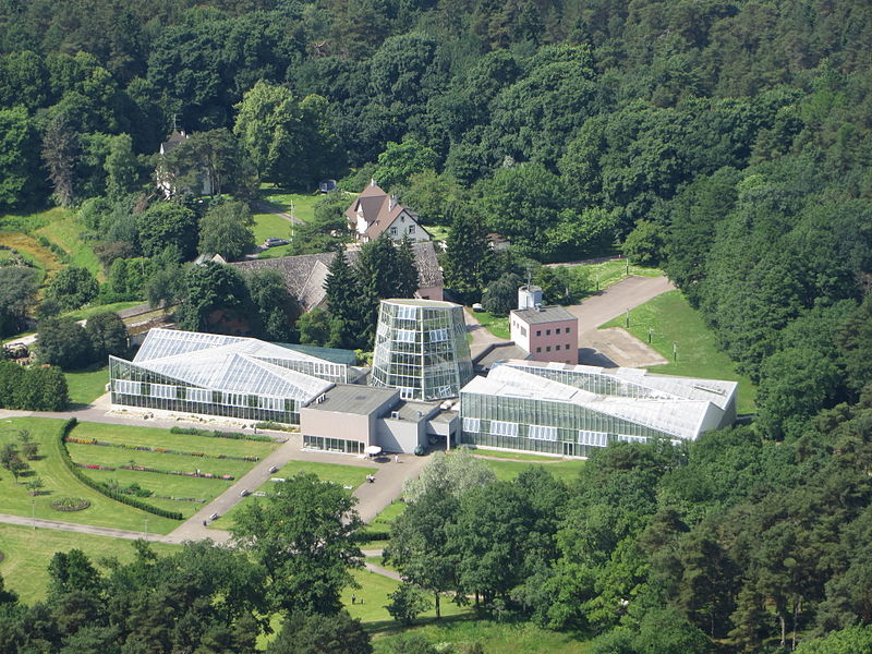 File:Tallinn Botanic Garden.jpg