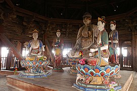 Sakyamuni Buddha-statyn och andra Buddha-statyer.