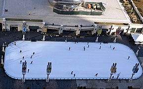 Vue sur la patinoire avec la Cloud Gate en haut.