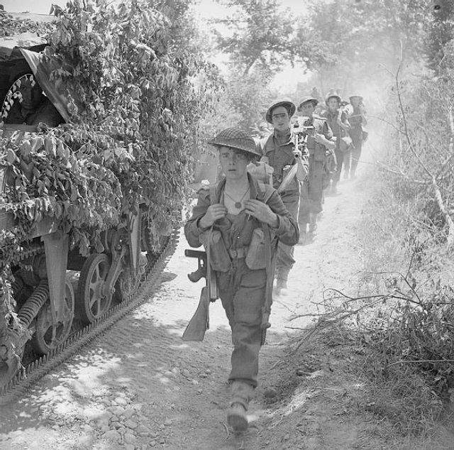 Men of the 5th (Huntingdonshire) Battalion, Northamptonshire Regiment, on the march near Coldragone, Italy, 25 May 1944