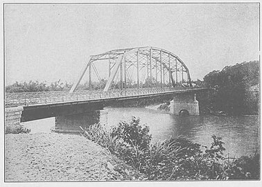 第一代明治橋為鐵製桁架橋，樣式類似派克式桁架（Parker truss），橋墩為磚石造。
